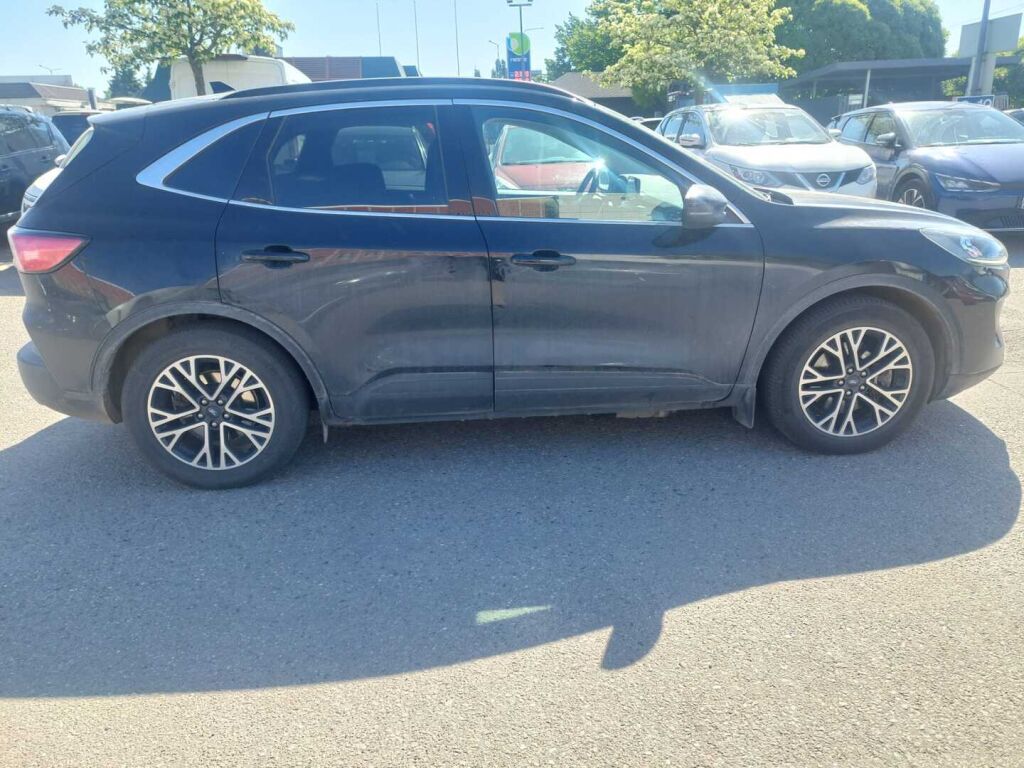 Ford Kuga 2021 Musta