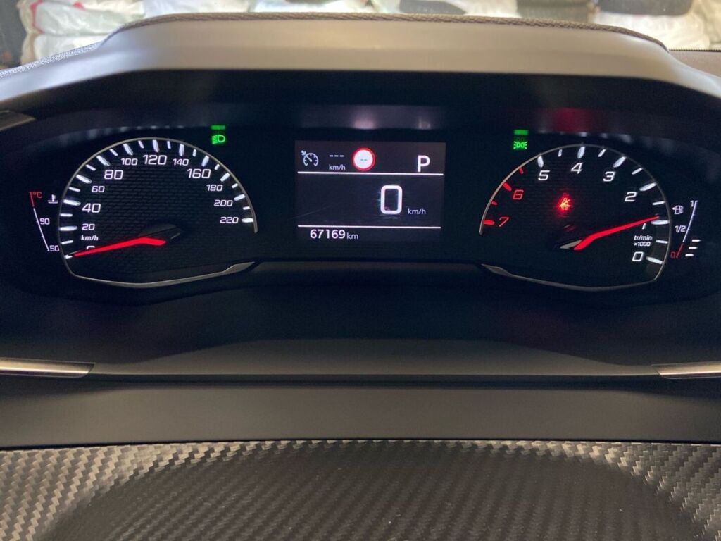 Peugeot 208 2020 Punainen