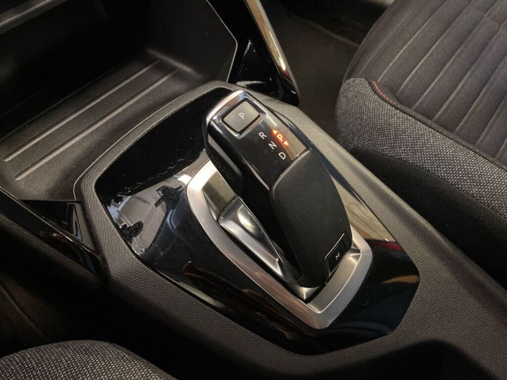 Peugeot 208 2020 Punainen