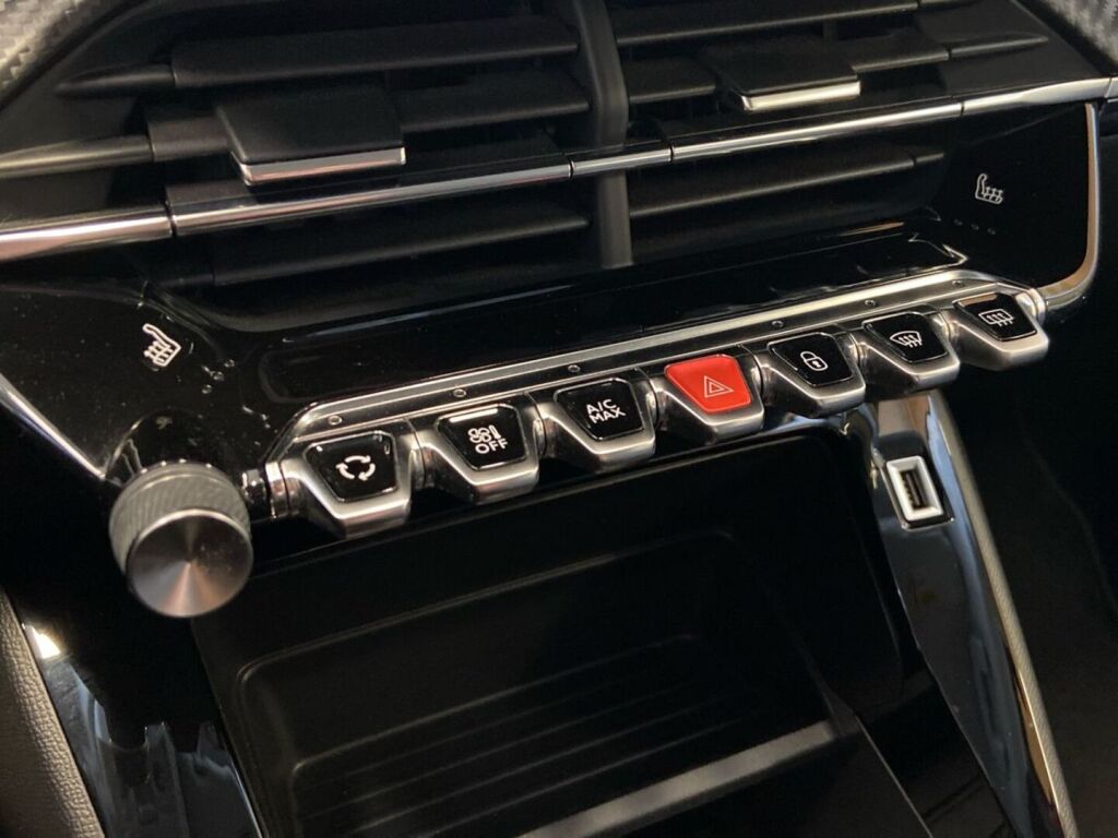 Peugeot 208 2020 Punainen
