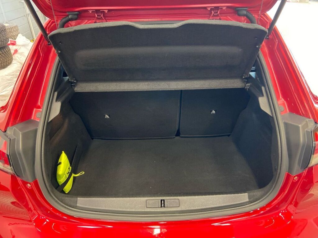 Peugeot 208 2020 Punainen