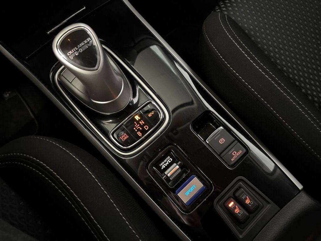 Mitsubishi Outlander PHEV 2021 Musta