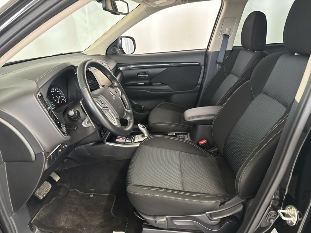 Mitsubishi Outlander PHEV 2021 Musta