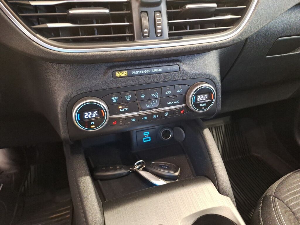 Ford Kuga 2021 Sininen