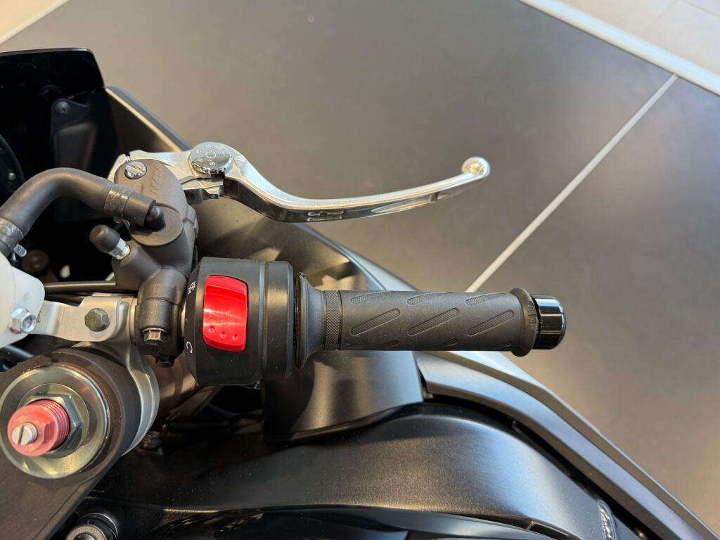 Suzuki GSX-R 2006 Musta