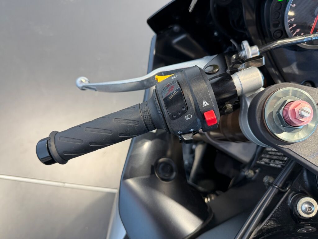 Suzuki GSX-R 2006 Musta