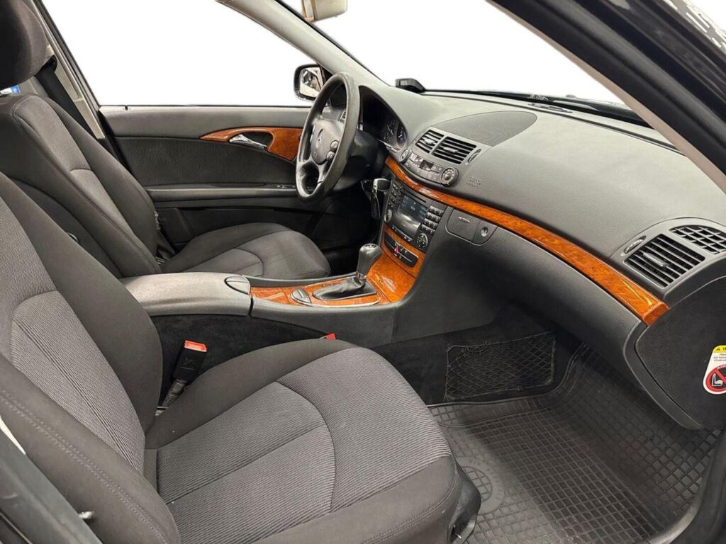 Mercedes-Benz E 2007 Musta