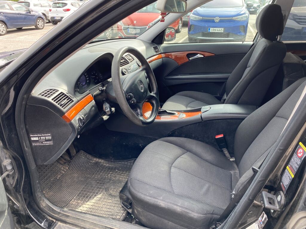 Mercedes-Benz E 2007 Musta