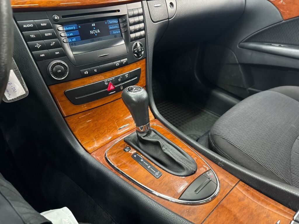 Mercedes-Benz E 2007 Musta