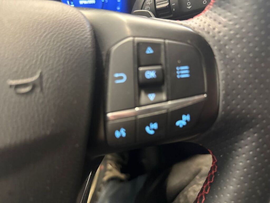 Ford Focus 2021 Musta