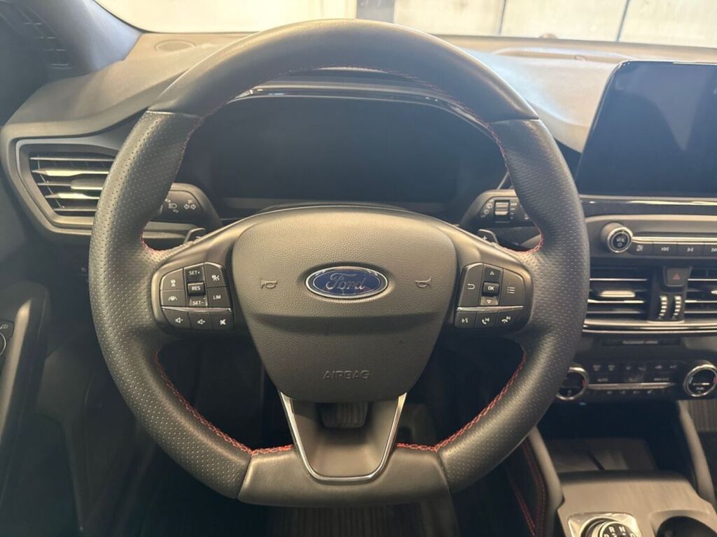 Ford Focus 2021 Musta