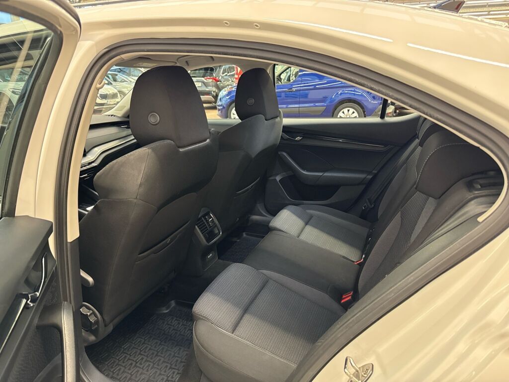 Skoda Octavia 2021 Valkoinen