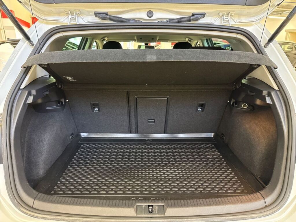 Volkswagen Golf 2018 Valkoinen