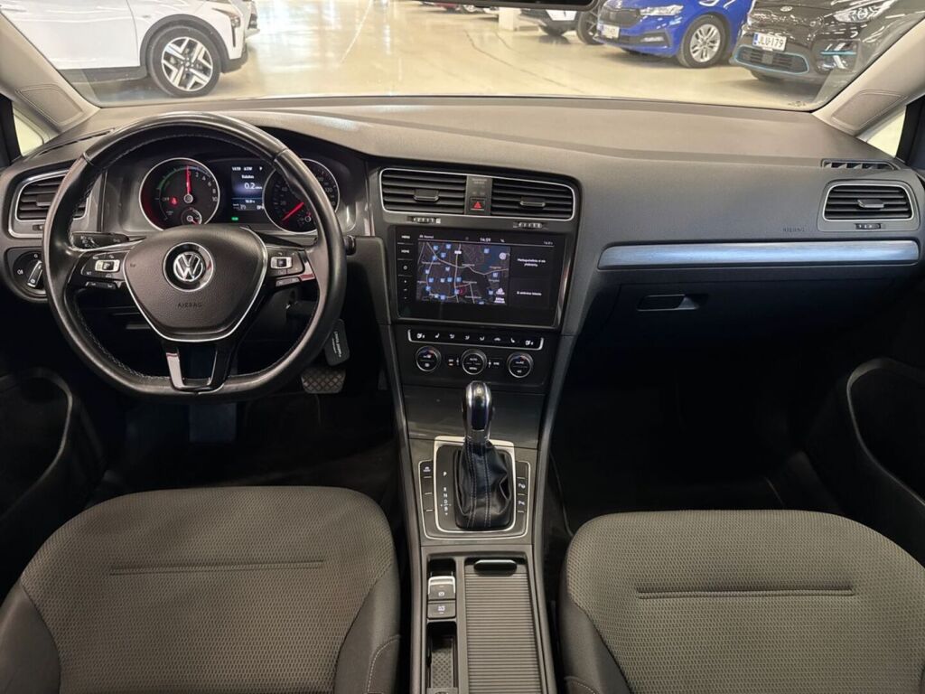 Volkswagen Golf 2018 Valkoinen