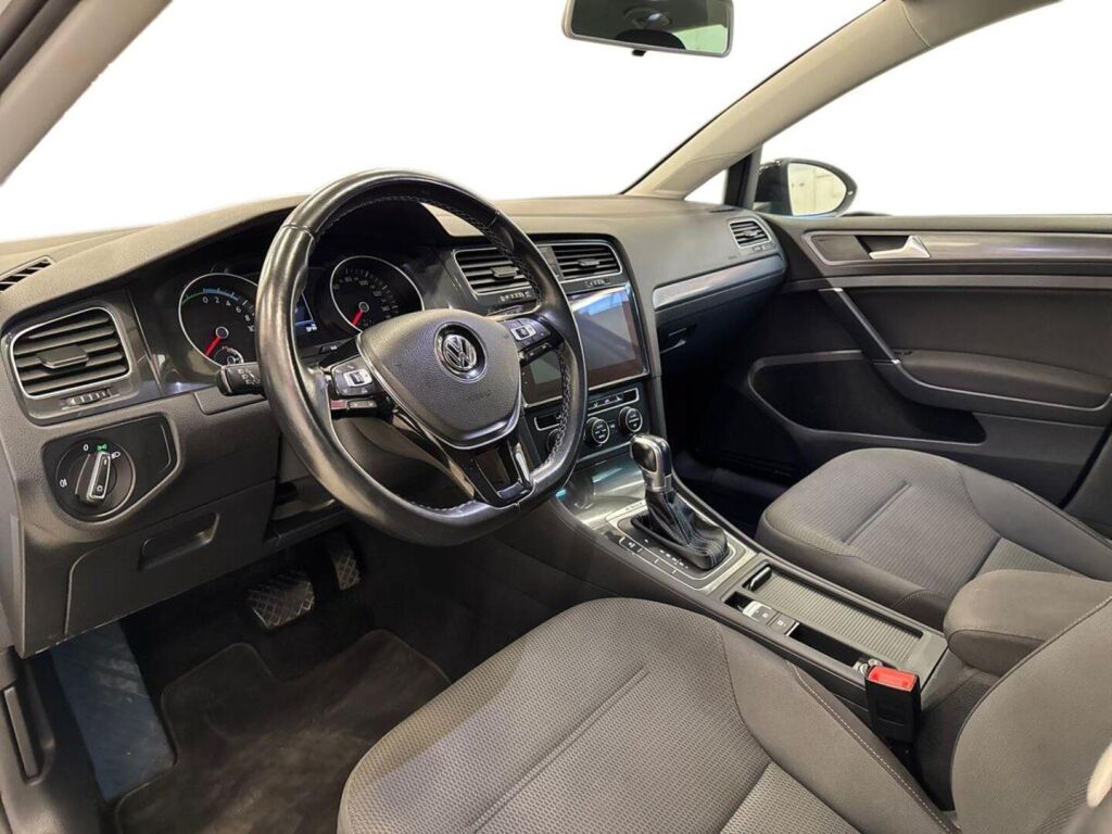 Volkswagen Golf 2018 Valkoinen