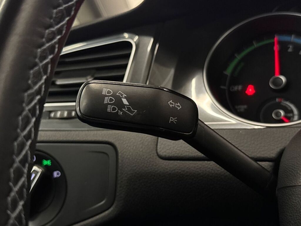 Volkswagen Golf 2018 Valkoinen