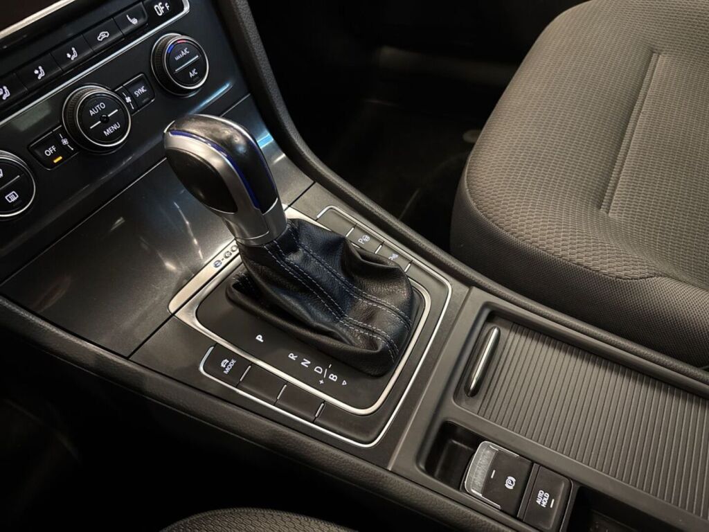 Volkswagen Golf 2018 Valkoinen