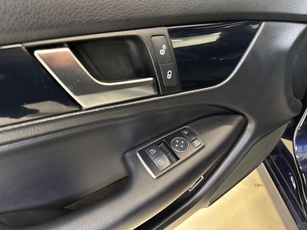 Mercedes-Benz C 2012 Sininen