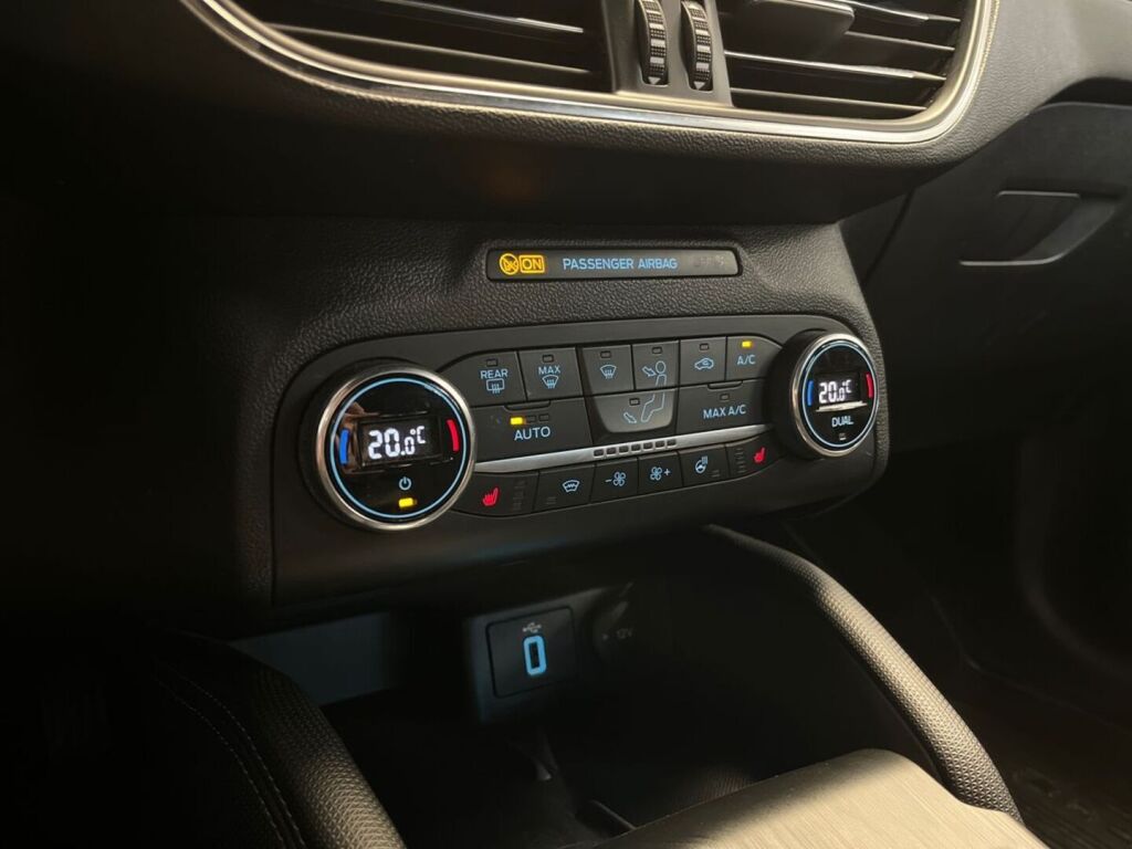 Ford Focus 2021 Punainen
