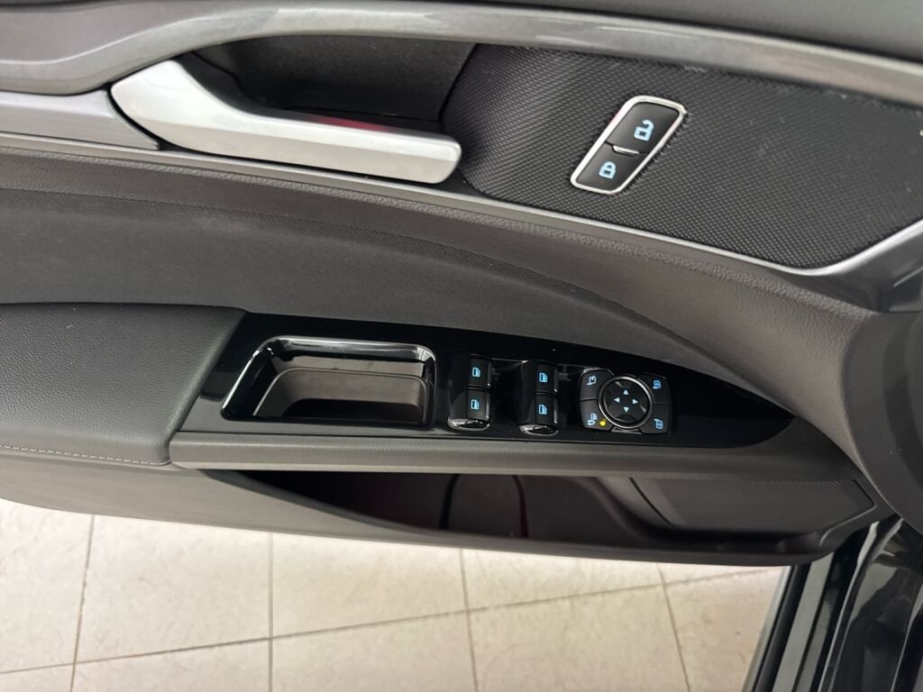 Ford Mondeo 2021 Musta