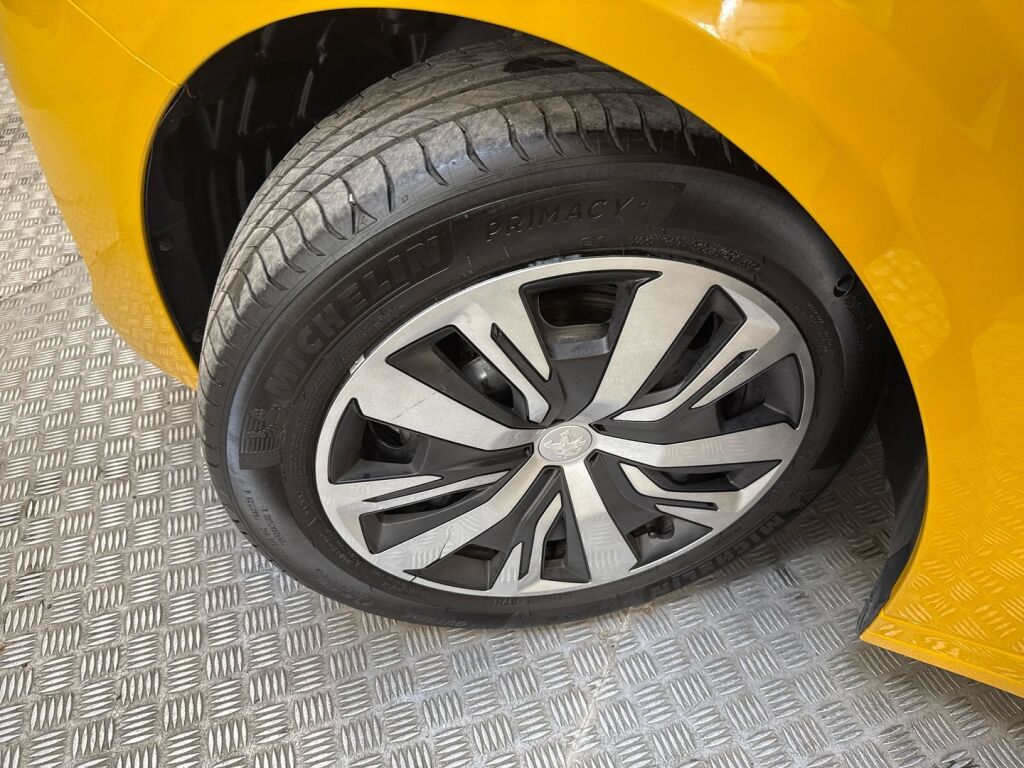Peugeot 208 2020 Oranssi