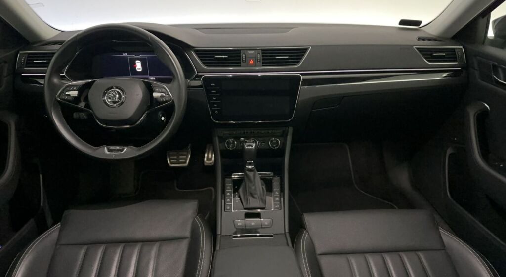 Skoda Superb 2021 Musta