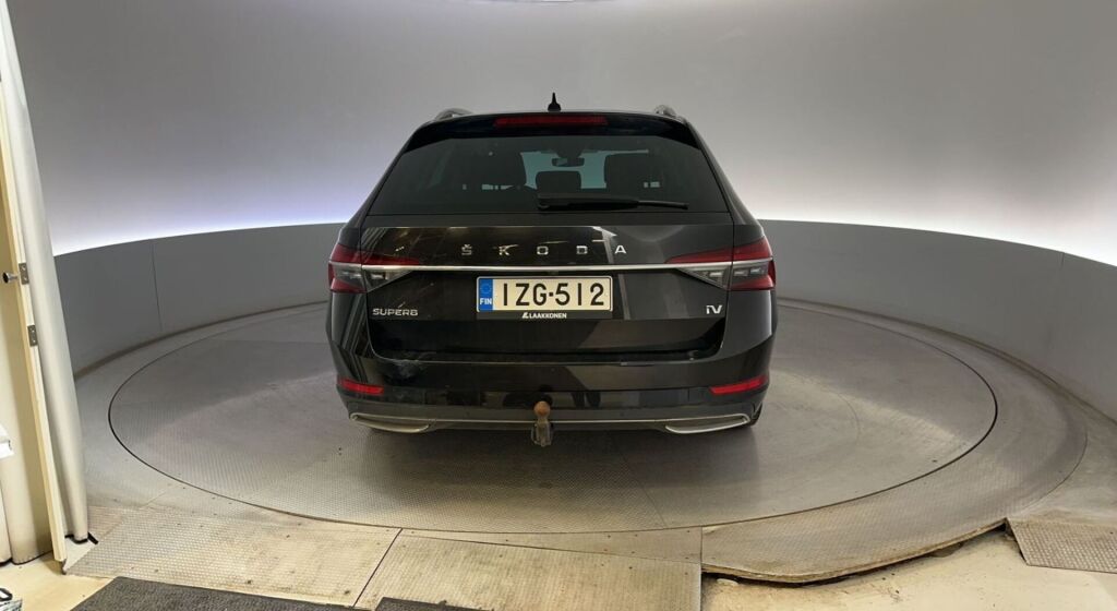 Skoda Superb 2021 Musta