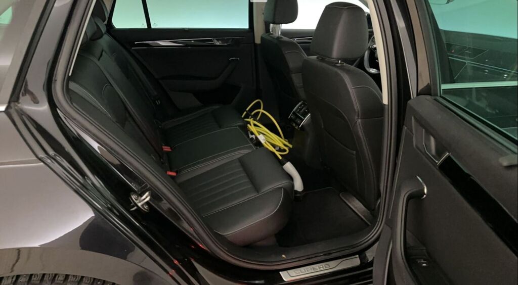 Skoda Superb 2021 Musta