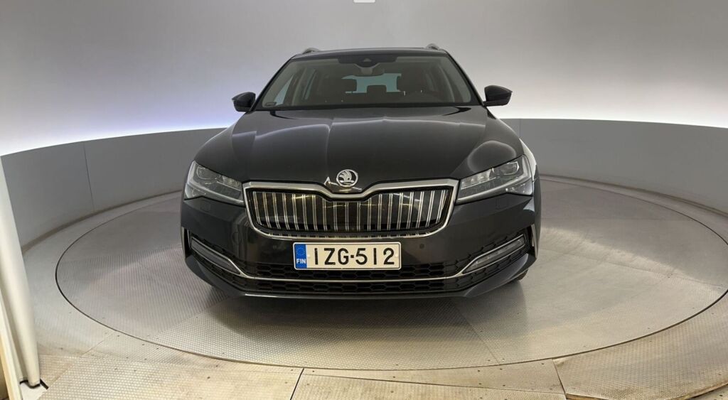 Skoda Superb 2021 Musta