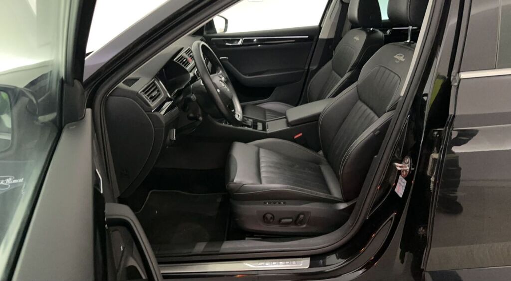 Skoda Superb 2021 Musta