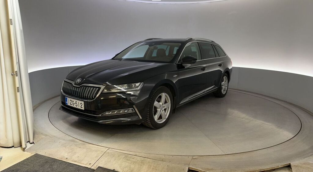 Skoda Superb 2021 Musta
