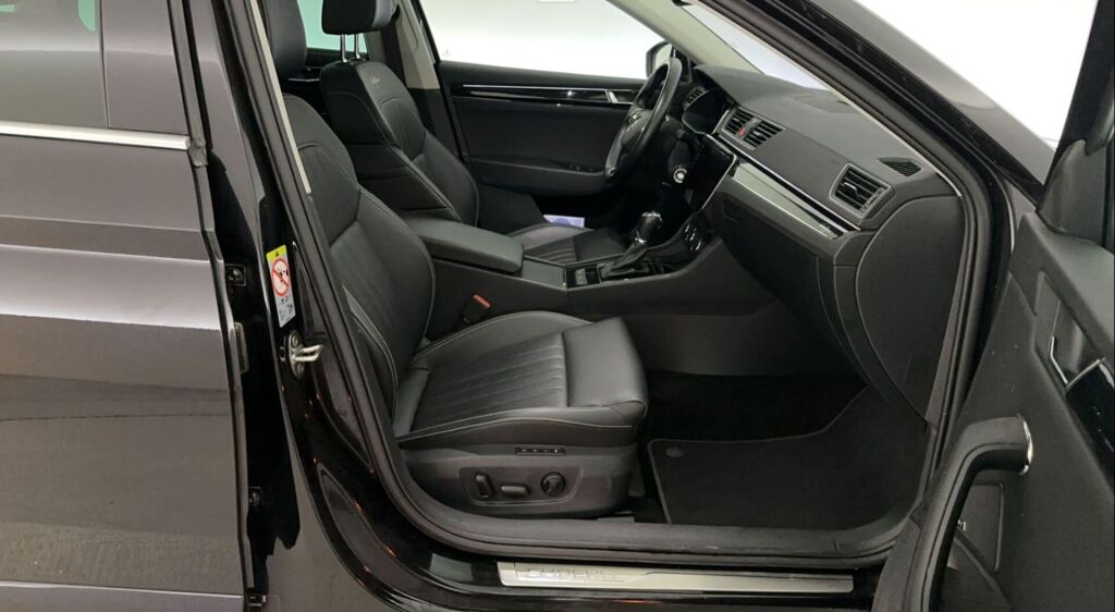 Skoda Superb 2021 Musta