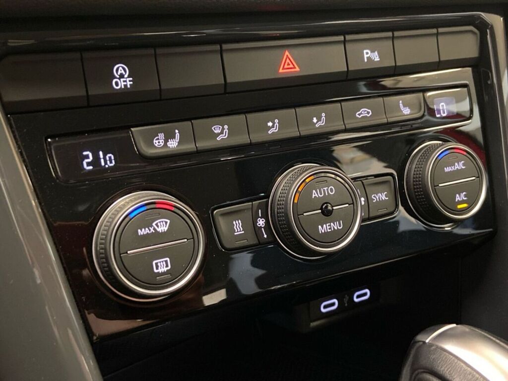 Volkswagen T-Roc 2021 Punainen
