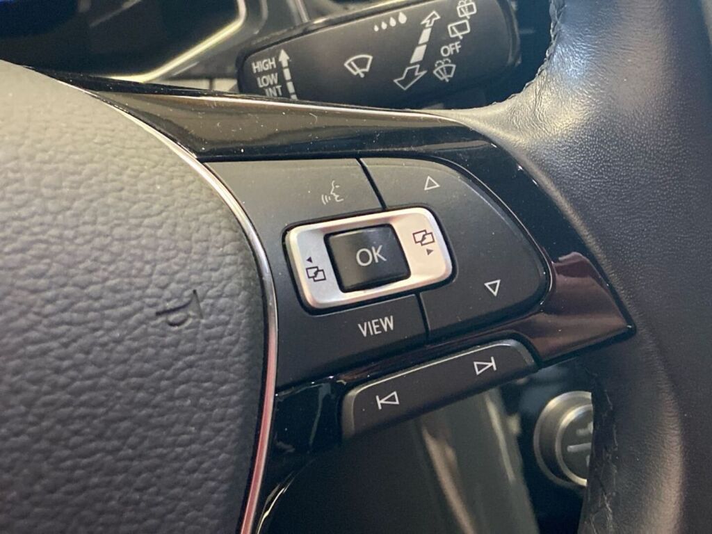 Volkswagen T-Roc 2021 Punainen