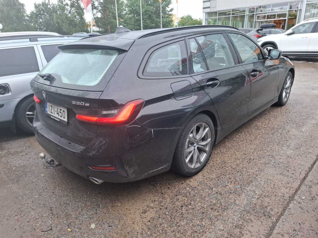 BMW 330 2021 Musta