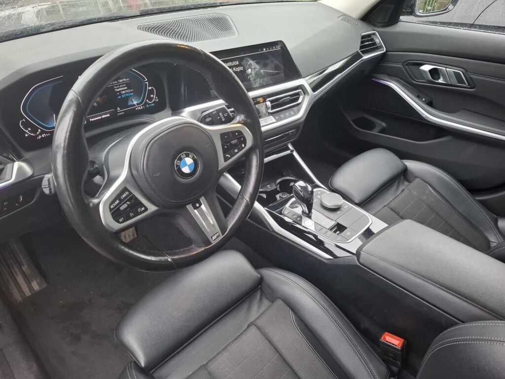 BMW 330 2021 Musta