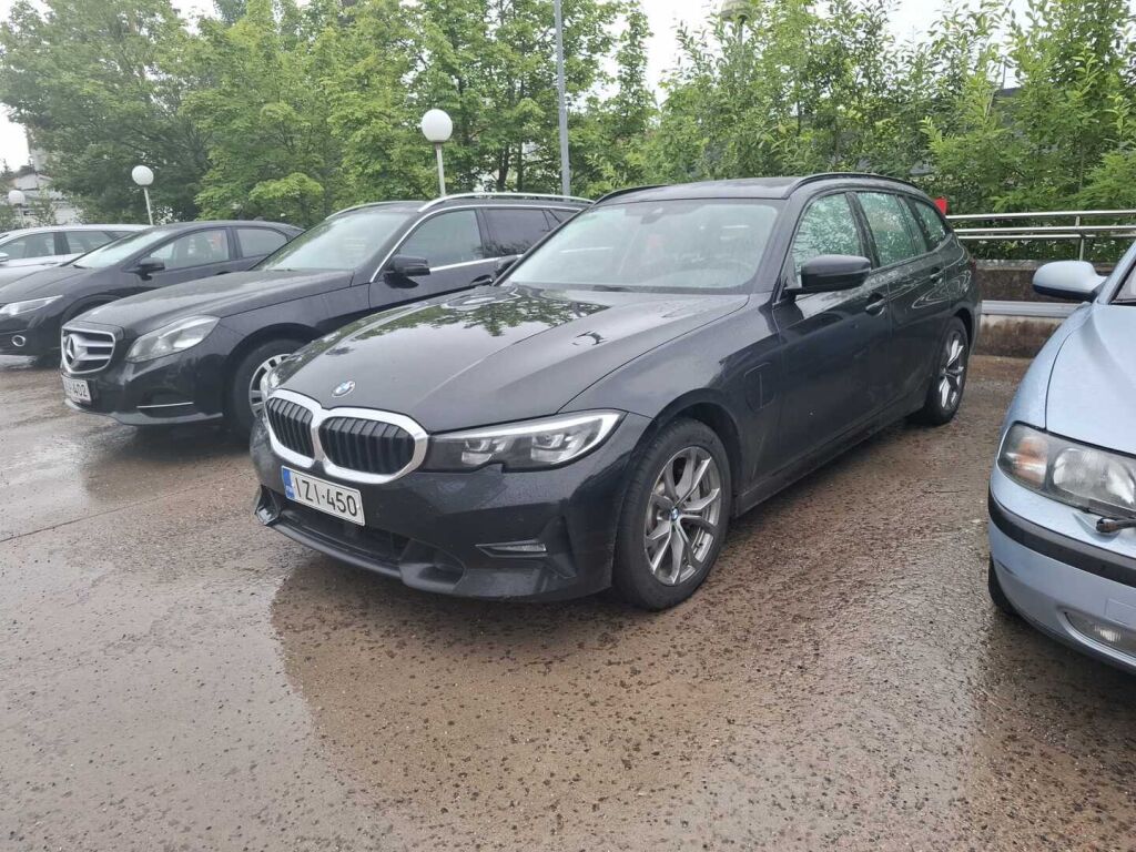BMW 330 2021 Musta