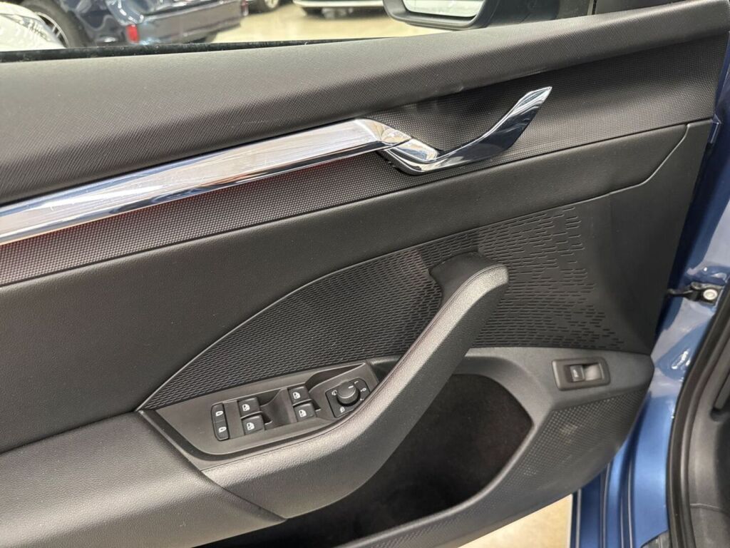 Skoda Octavia 2021 Sininen