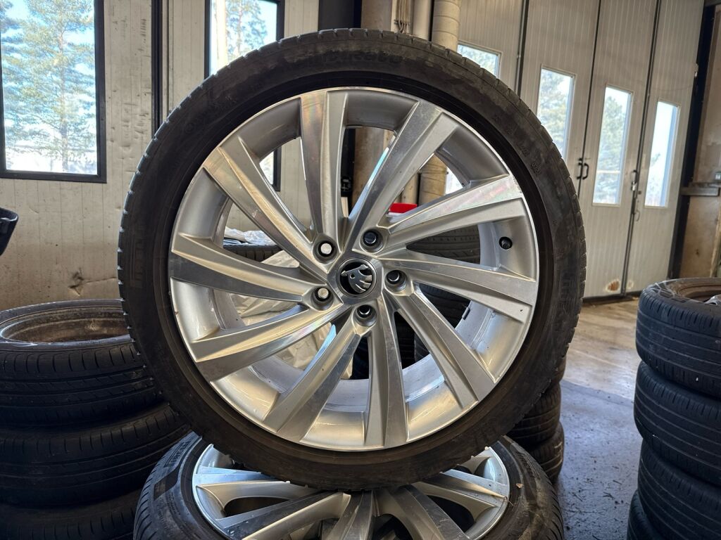 Skoda Octavia 2021 Punainen