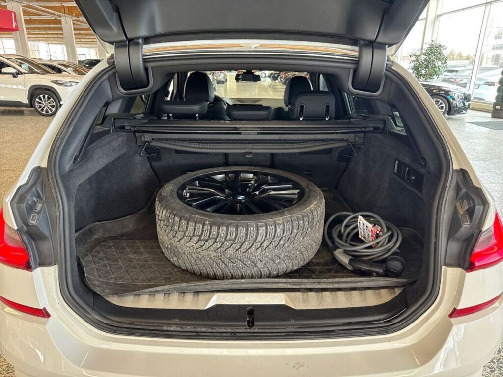 BMW 330 2021 Valkoinen