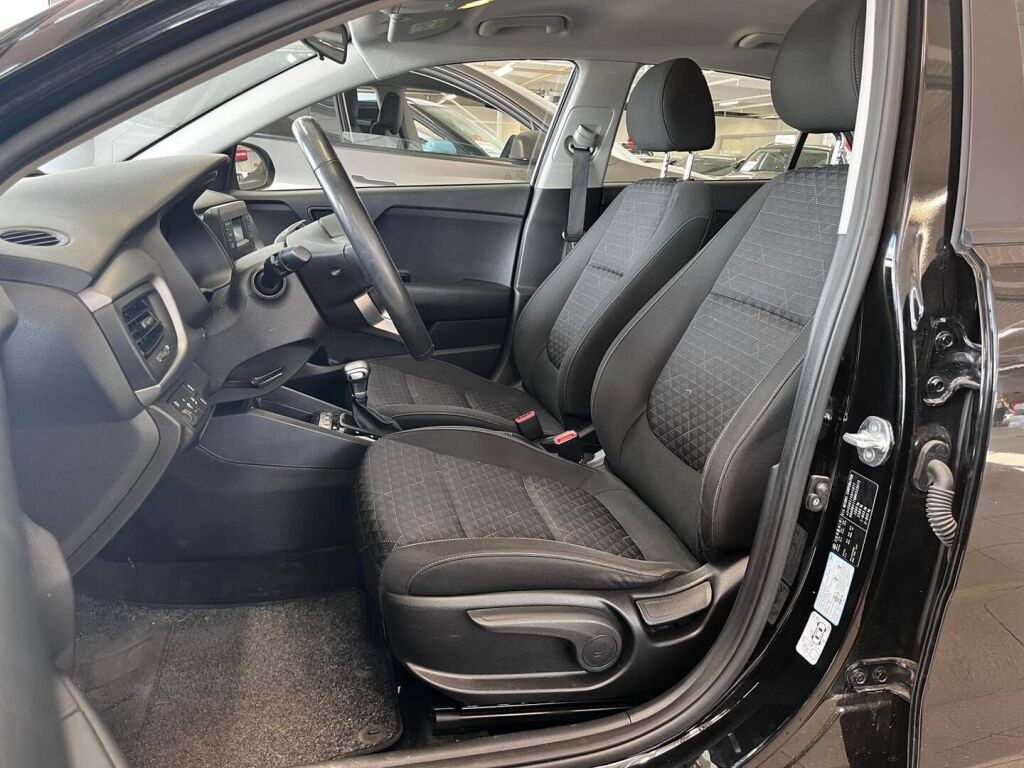 Kia Rio 2021 Musta