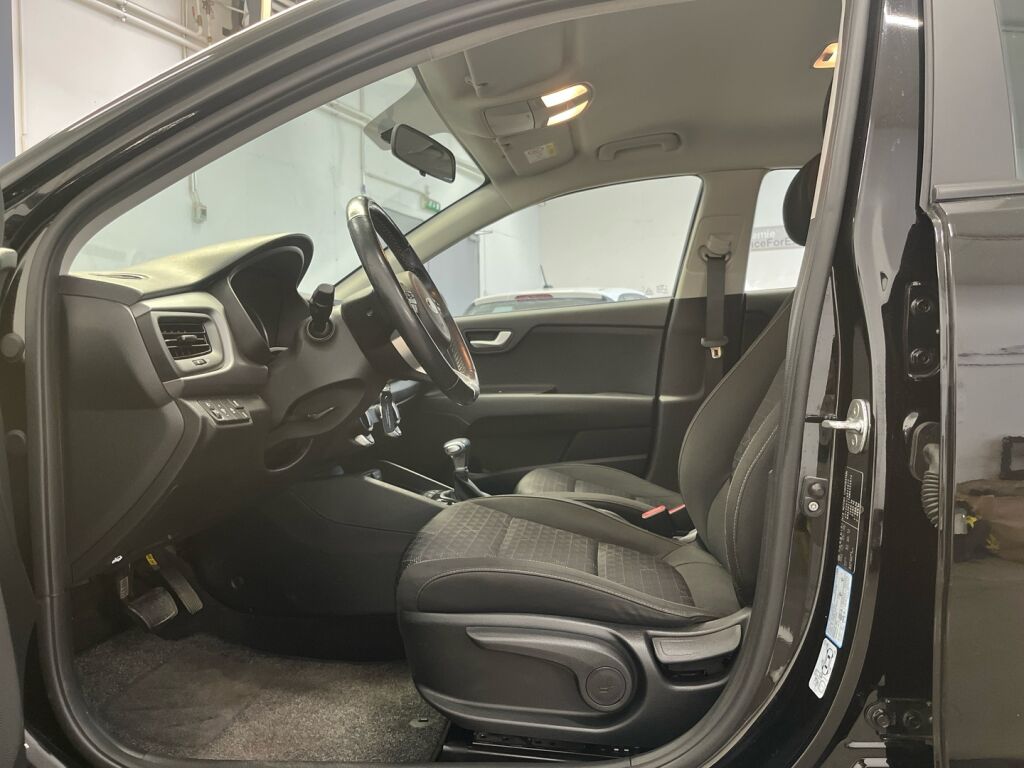 Kia Rio 2021 Musta