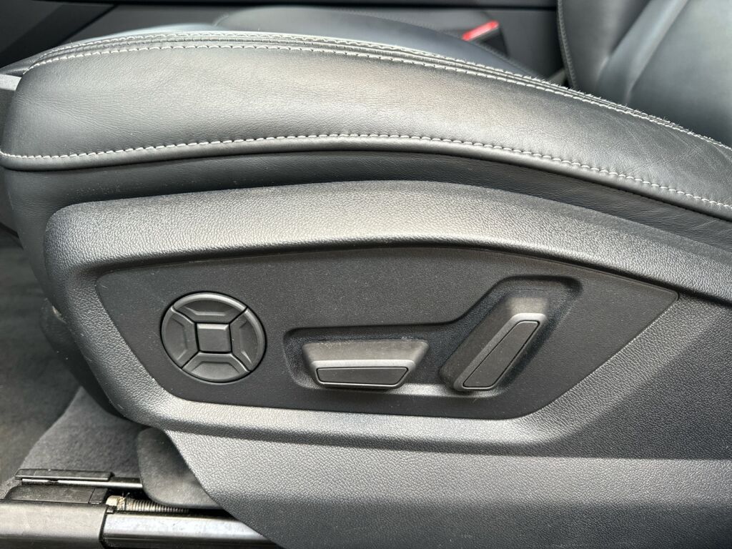 Audi Q8 2021 Musta
