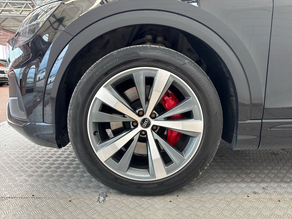 Audi Q8 2021 Musta