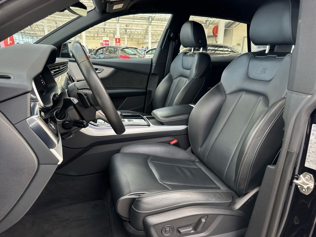 Audi Q8 2021 Musta