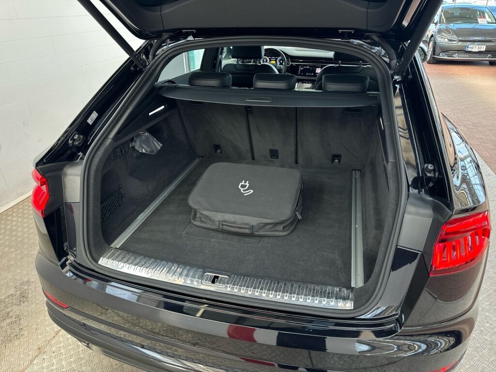 Audi Q8 2021 Musta