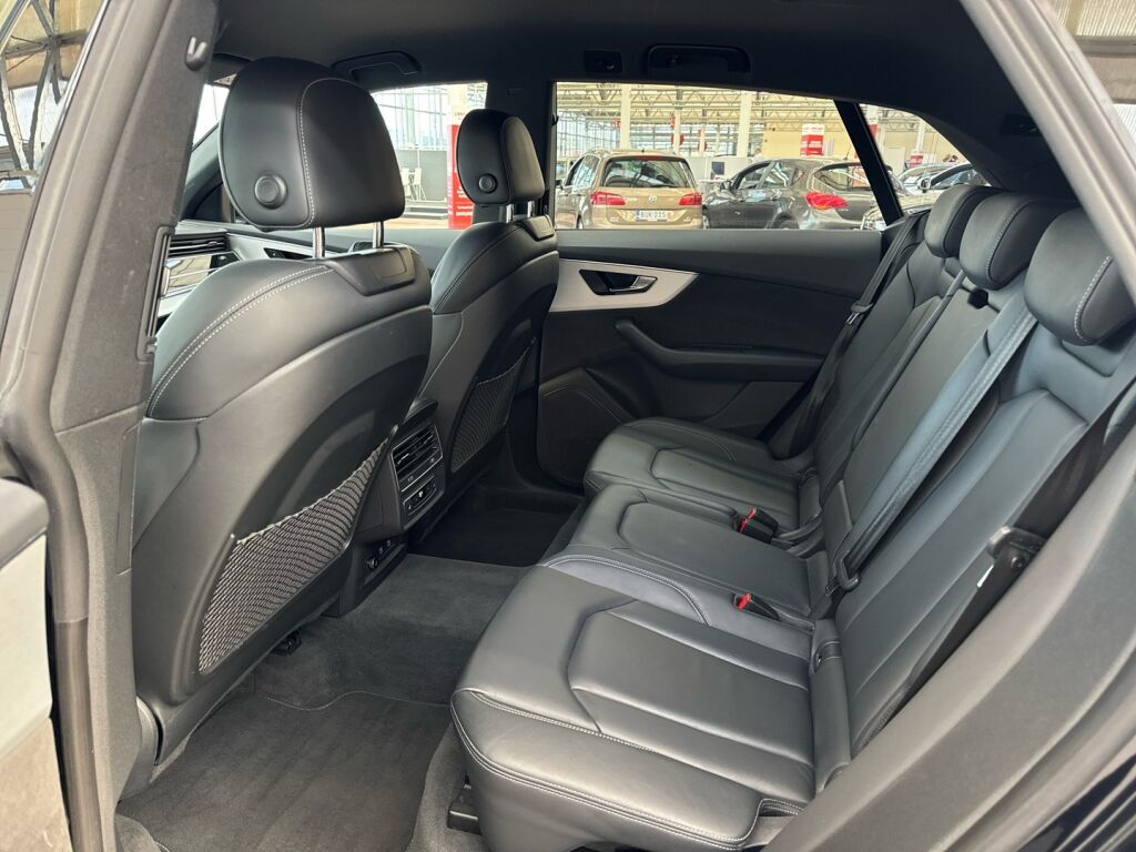 Audi Q8 2021 Musta