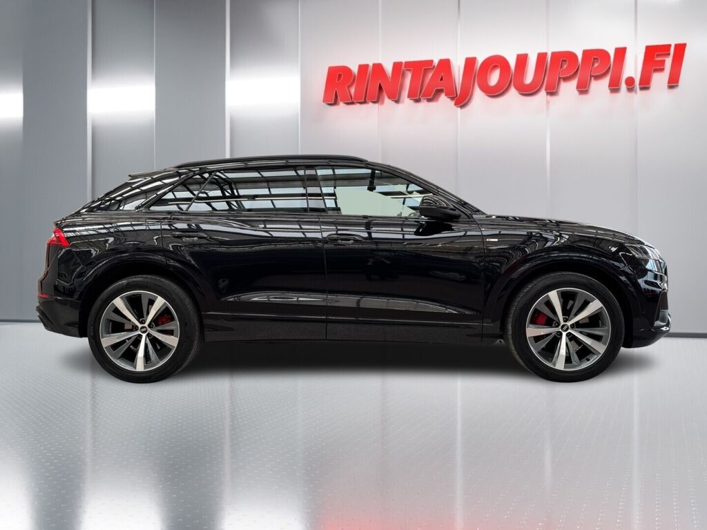 Audi Q8 2021 Musta