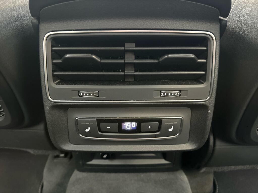 Audi Q8 2021 Musta