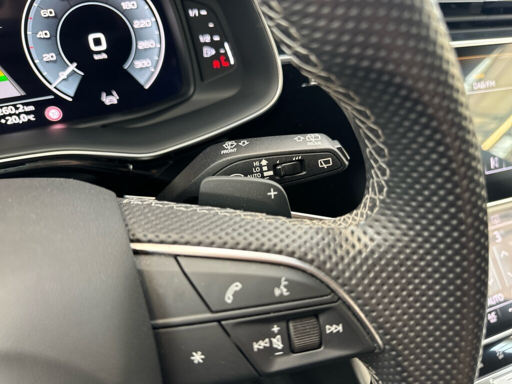 Audi Q8 2021 Musta